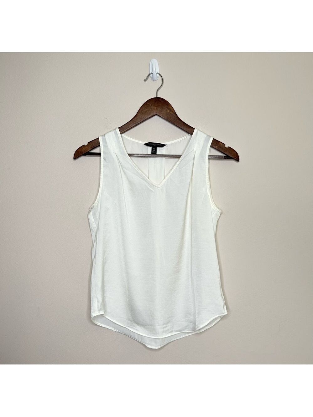 Banana Republic V Neck Sleeveless Blouse Ivory XS
